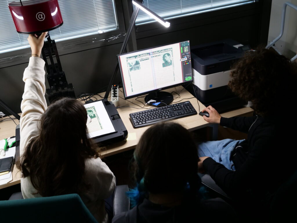 Tirocinanti effettuano la scansione di un manoscritto